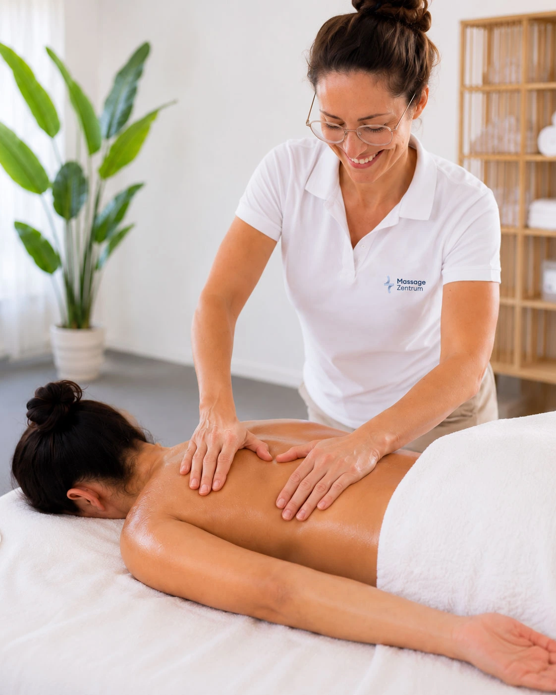 Therapeutische Massage einer verspannten Rückenpartie – Massage Zentrum Regensdorf